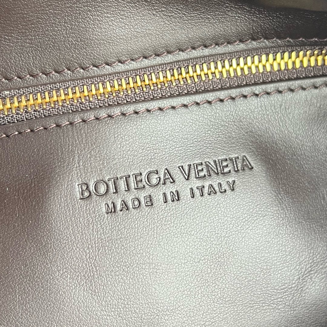 Bottega Veneta Hop Shoulder bag with Intrecciato craftsmanship in calf leather 796262 Fondant