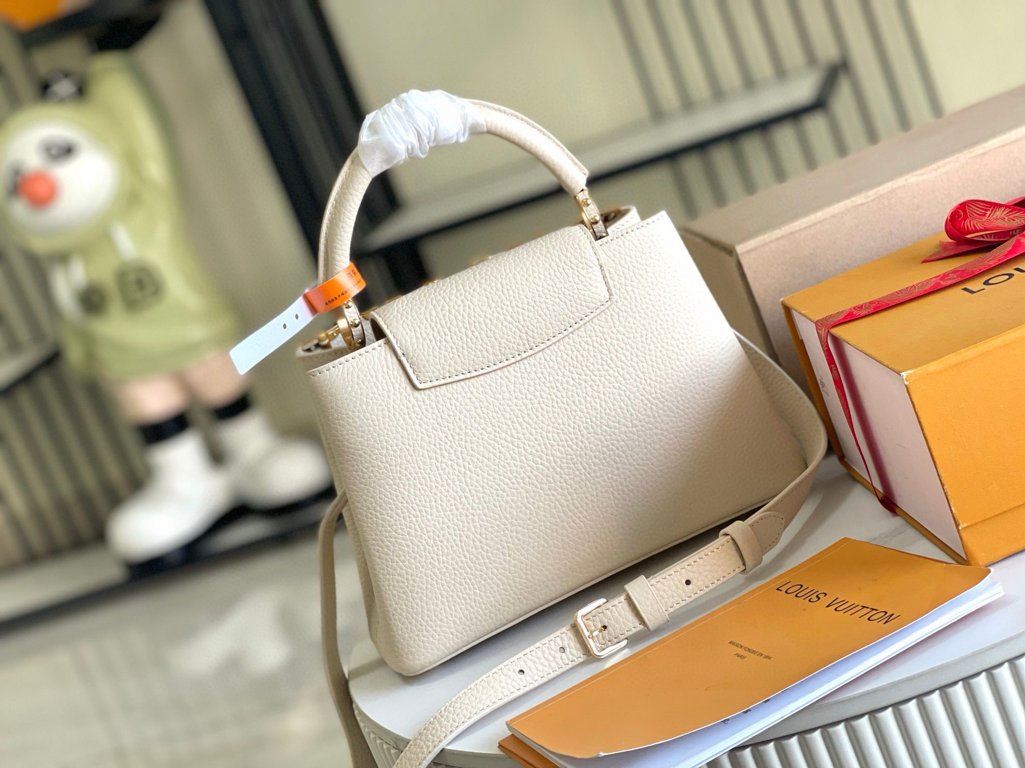 Louis Vuitton Capucines BB Mother Pearl Logo M23766 Off-white