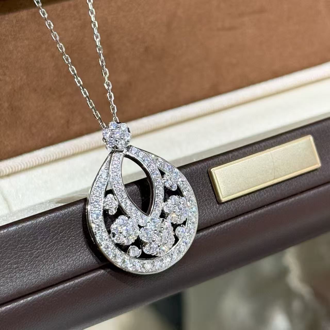 Van Cleef & Arpels necklace VCA80109
