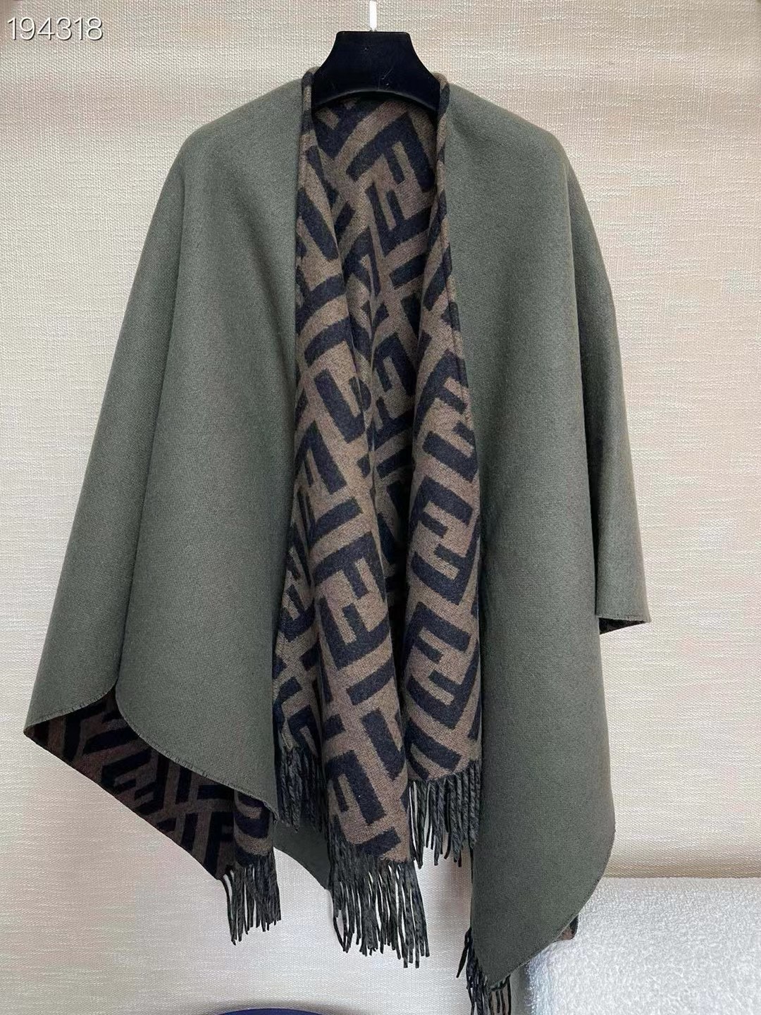 Fendi Cape Double-sided cashmere FDC35914