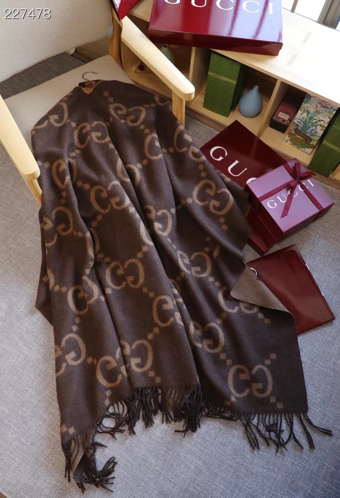 Gucci Cape Double-sided cashmere GG35923