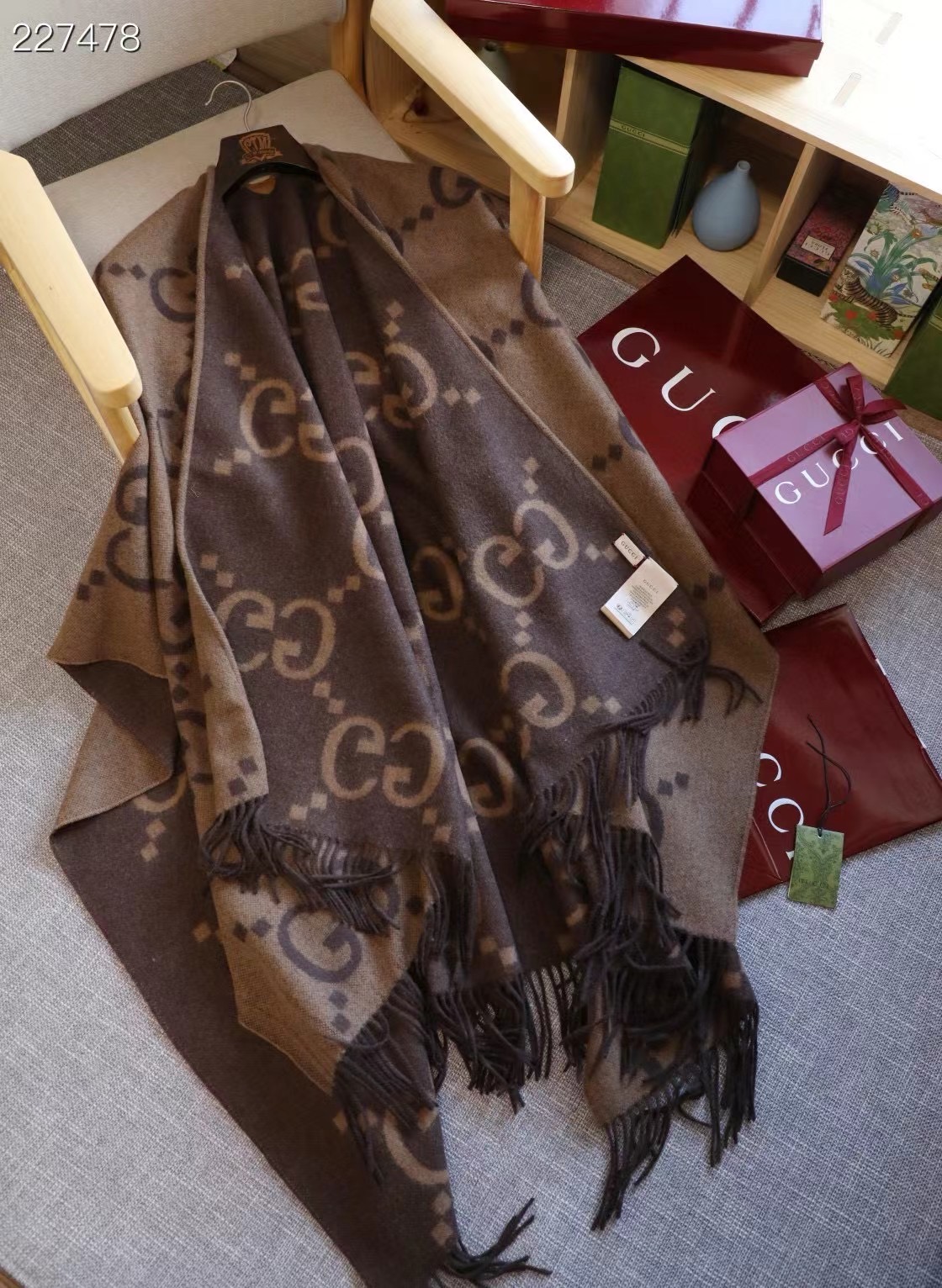 Gucci Cape Double-sided cashmere GG35923