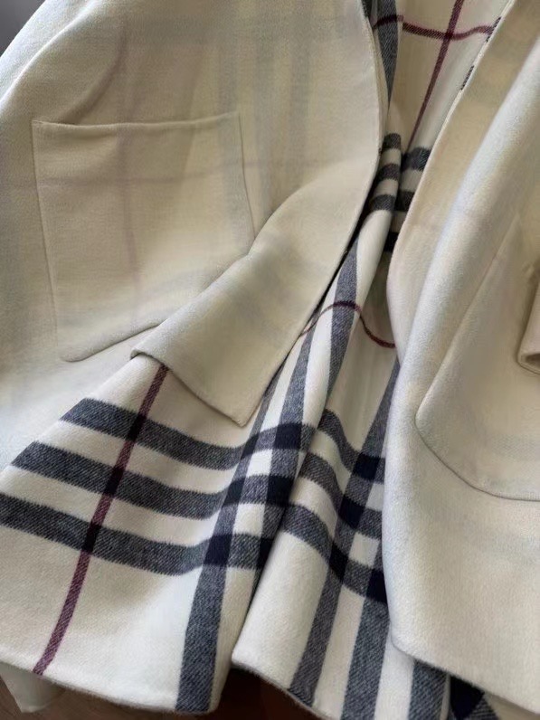 Burberry Cape Double-sided cashmere GG35929