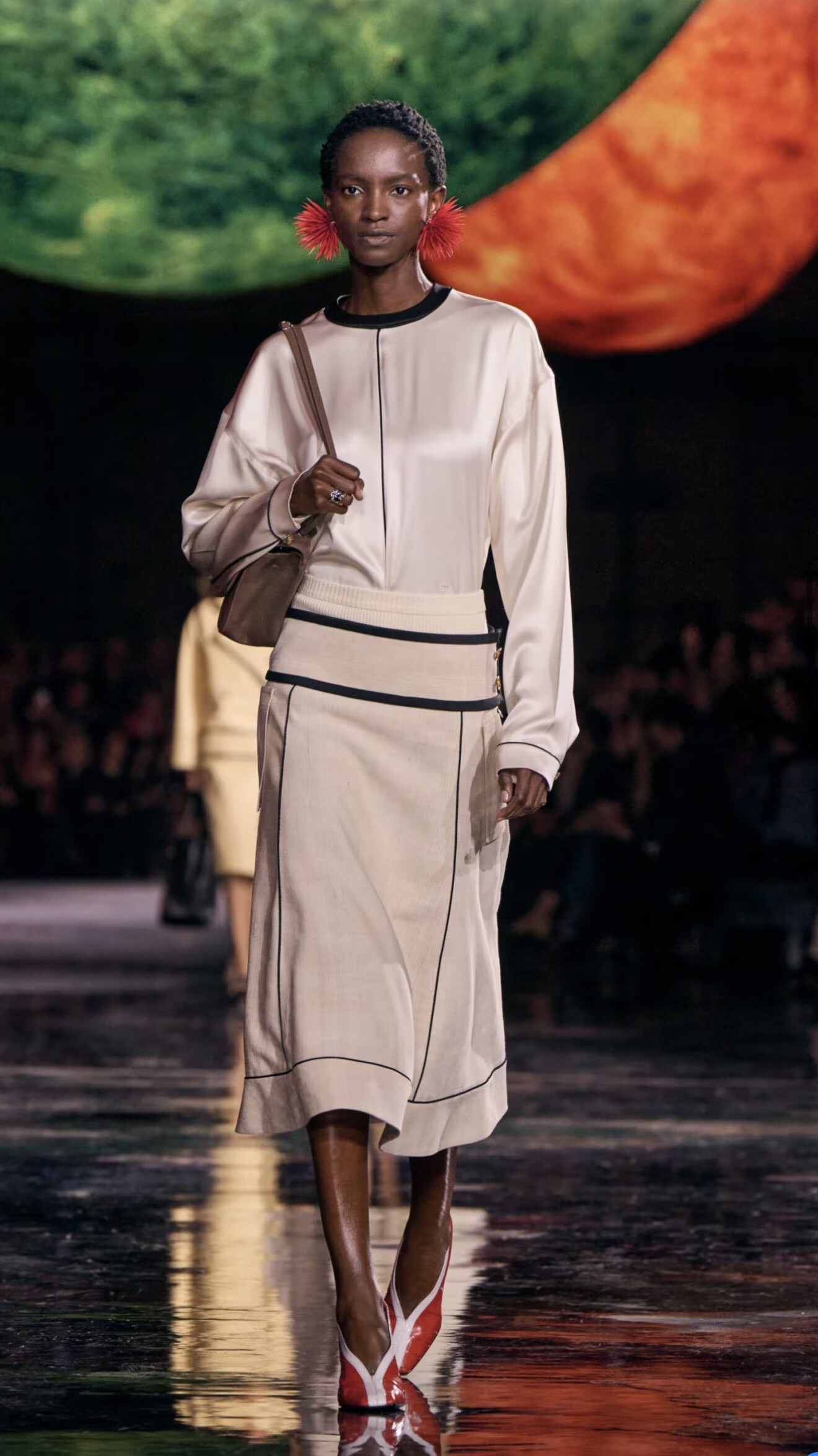 Chanel SPRING SUMMER 2026 MAXI FLAP BAG Grained Calfskin & Sliver-Tone Metal Light Brown AS6231