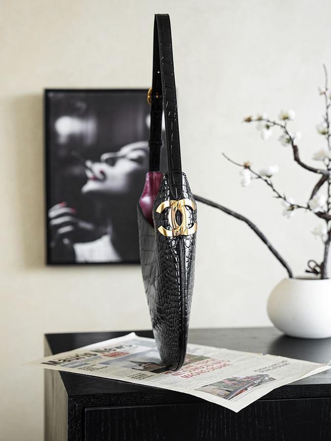 Chanel Shoulder Bags Crocodile Embossed 68011 black Chanel Shoulder Bags Crocodile Embossed 68011 black