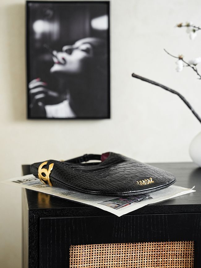 Chanel Shoulder Bags Crocodile Embossed 68011 black Chanel Shoulder Bags Crocodile Embossed 68011 black