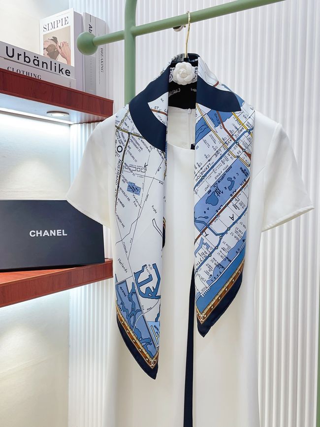 Chanel silk scarf B25984-2