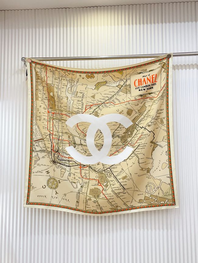 Chanel silk scarf B25984-3