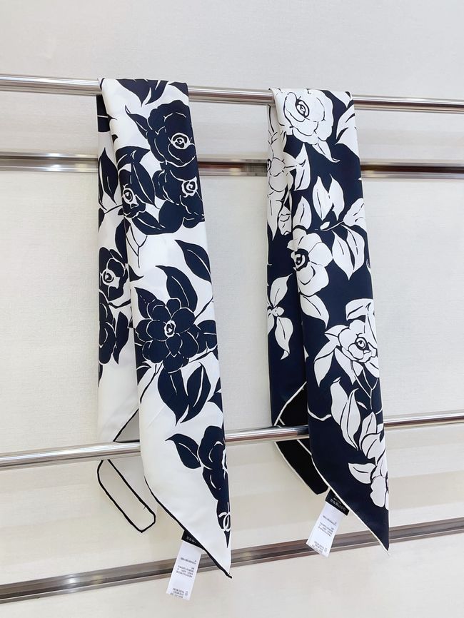 Chanel silk scarf B25987-1
