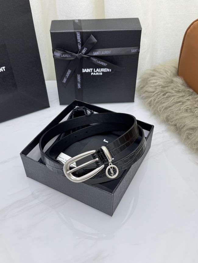 Saint Laurent CASSANDRE charm elongated buckle thin belt in leather S2596-1