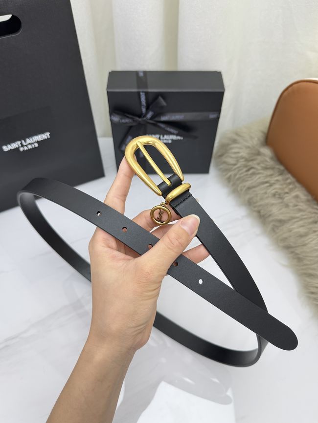 Saint Laurent CASSANDRE charm elongated buckle thin belt in leather S2596-6