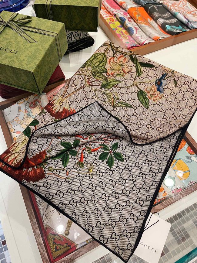 Gucci Printed silk twill carre 777066-1 Gucci Printed silk twill carre 777066-1